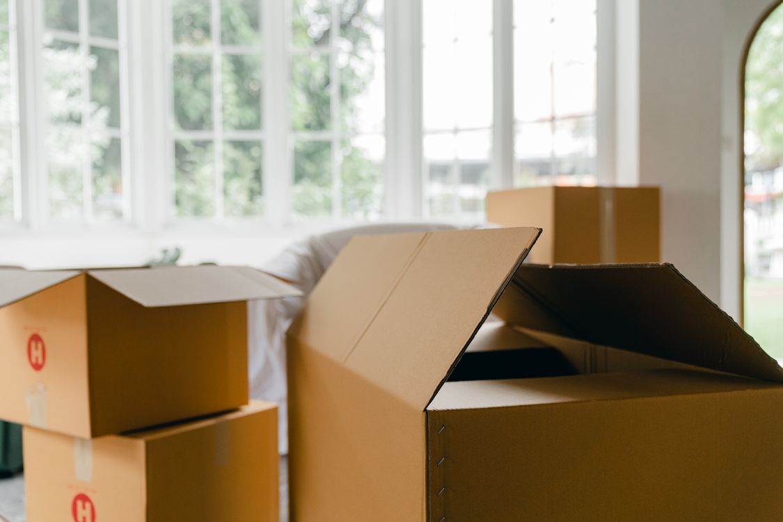 Cartons de déménagement empilés dans un appartement vide