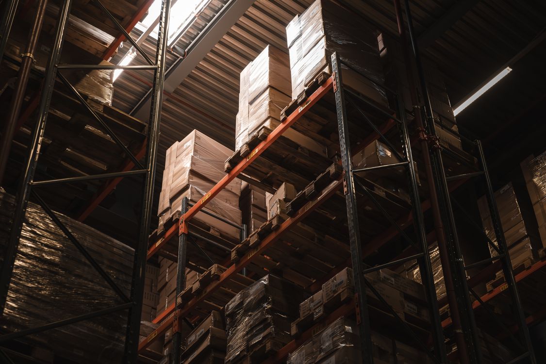 Étagères d'entrepôt remplies de cartons dans un espace de stockage professionnel