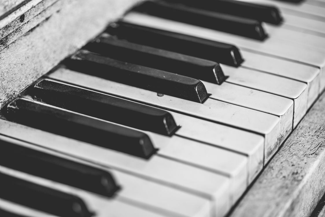 Touches de piano droit en gros plan, clavier classique noir et blanc