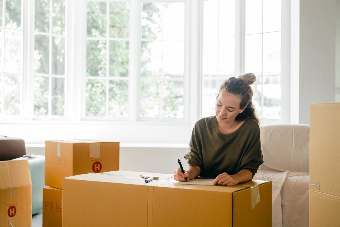 Cartons de déménagement empilés avec mention fragile, prêts pour le transport