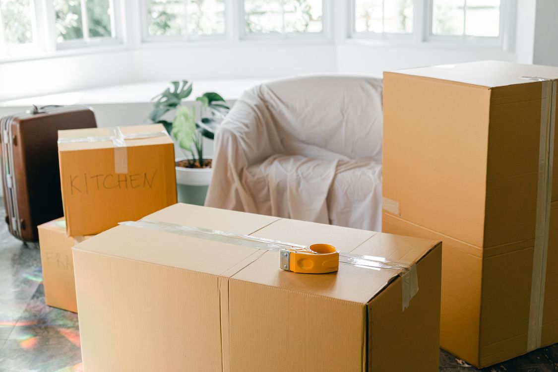 Cartons de déménagement empilés dans un appartement vide avant le départ