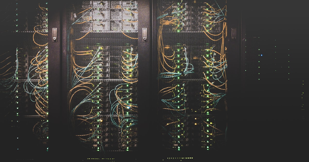 Salle de serveurs avec équipement informatique en rangées