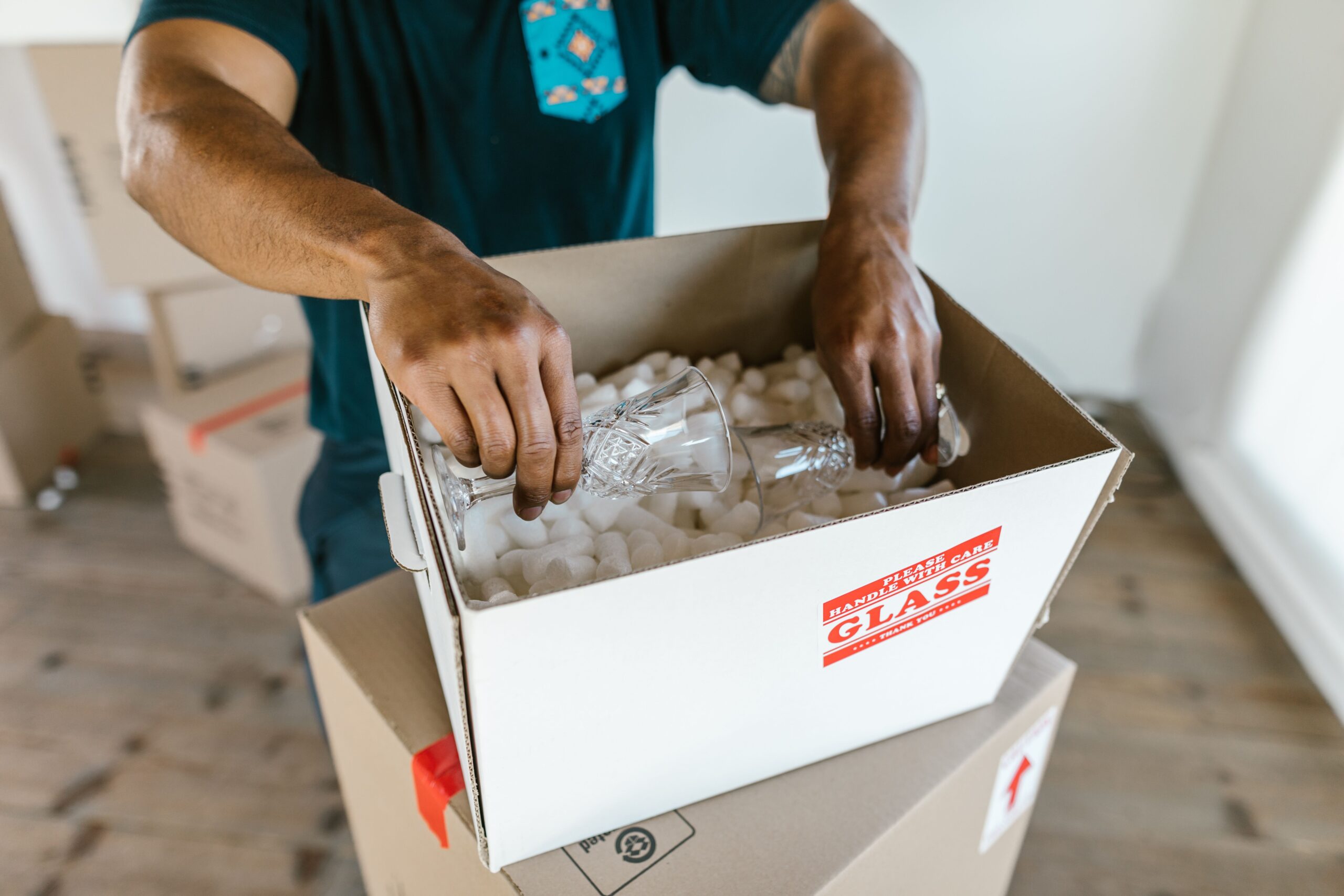 Déménageur professionnel portant un carton emballé avec soin