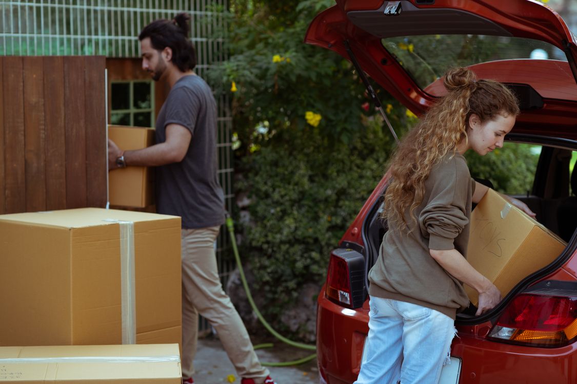 Chargement de cartons dans un véhicule lors d'un déménagement
