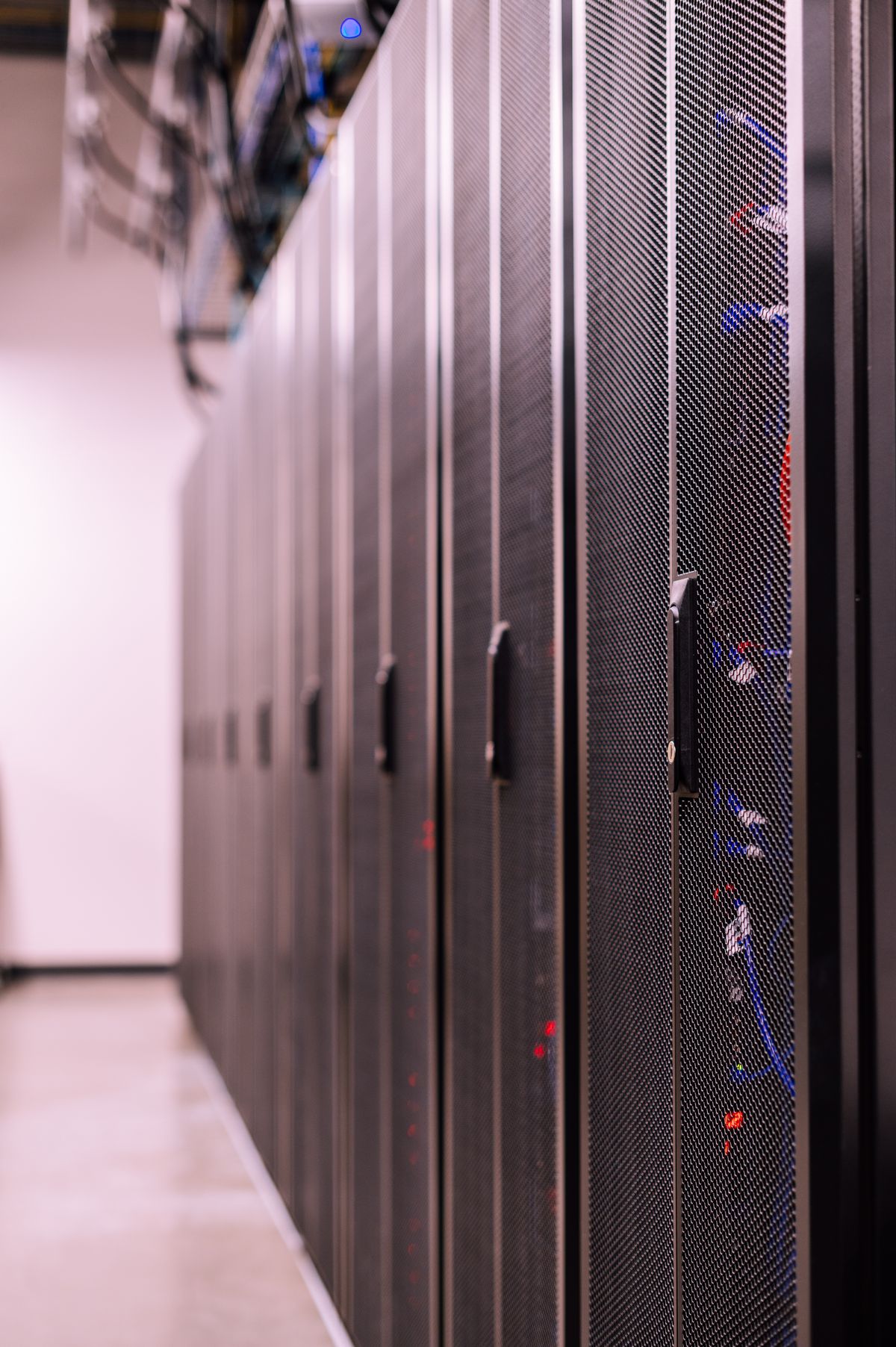 Baies de serveurs dans une salle informatique professionnelle