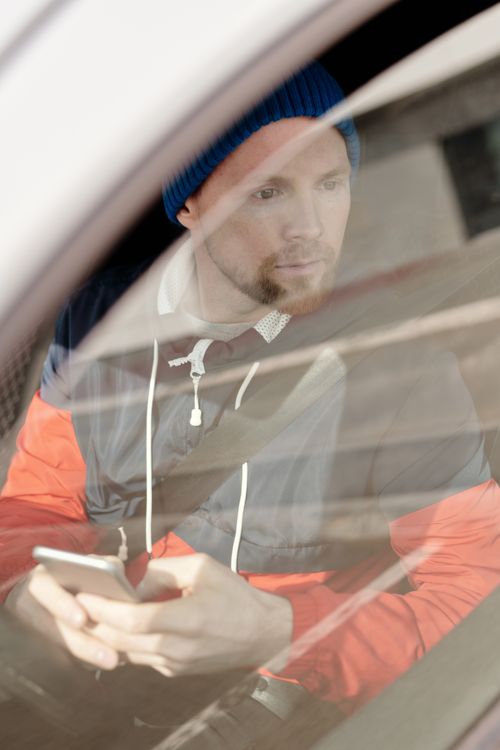 Déménageur chargeant des cartons dans un camion de déménagement
