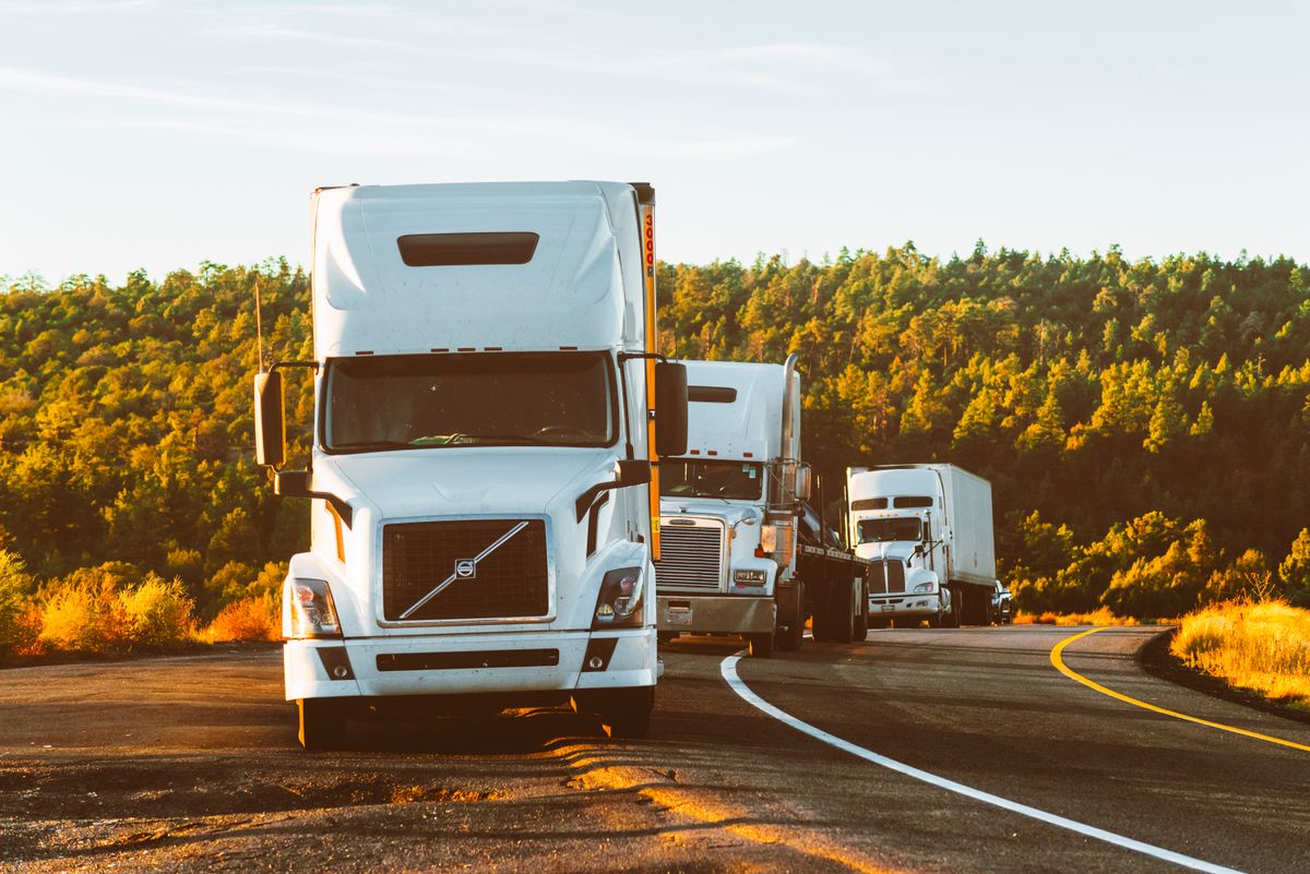 Camion de transport de marchandises sur autoroute