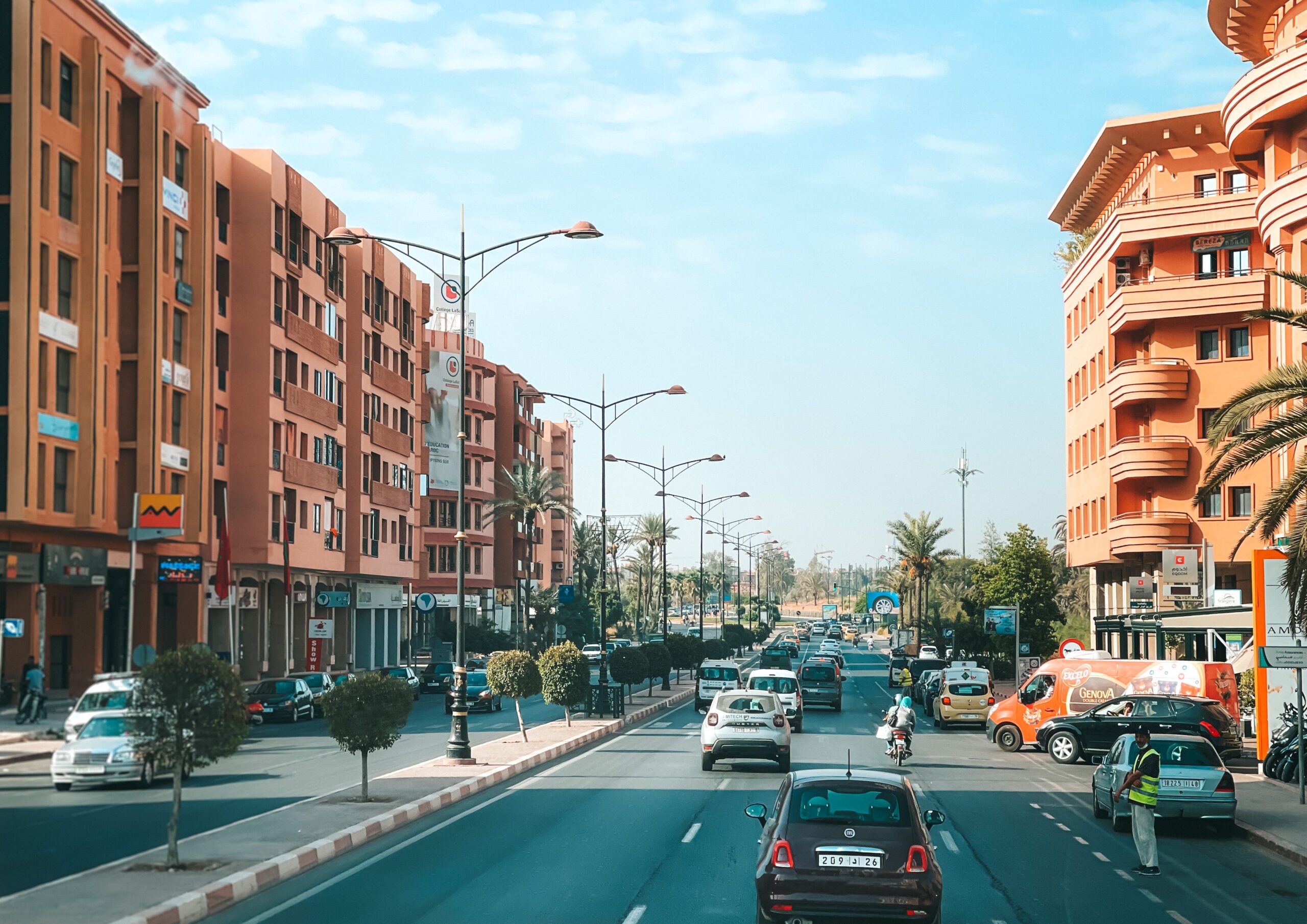Vue d'une rue ensoleillée de Marrakech avec architecture traditionnelle