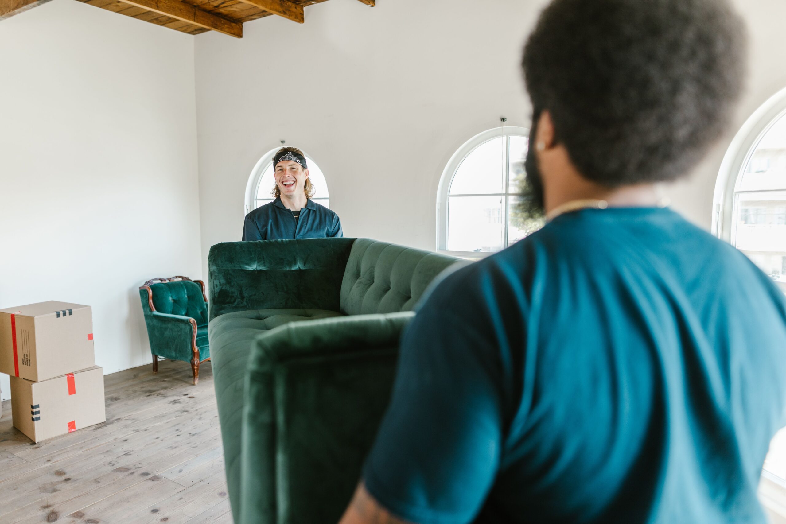 Déménageurs professionnels portant un canapé