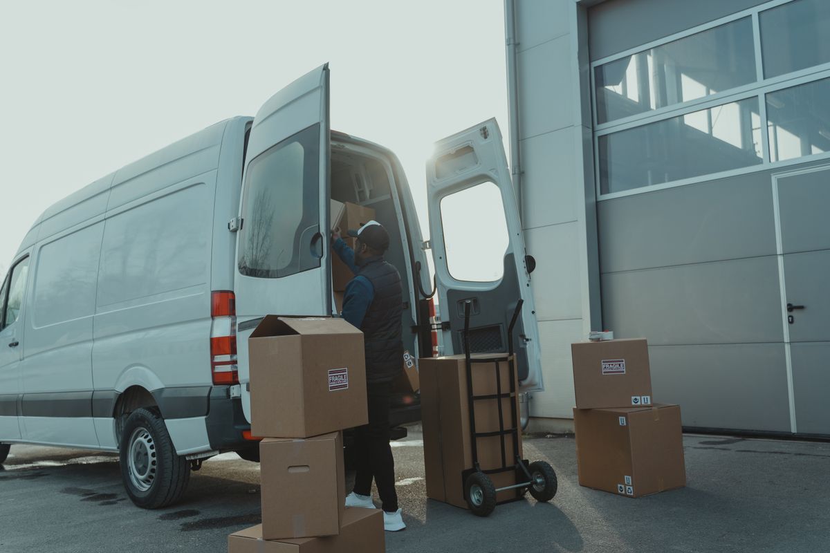 Cartons rangés dans un camion de déménagement prêt au transport
