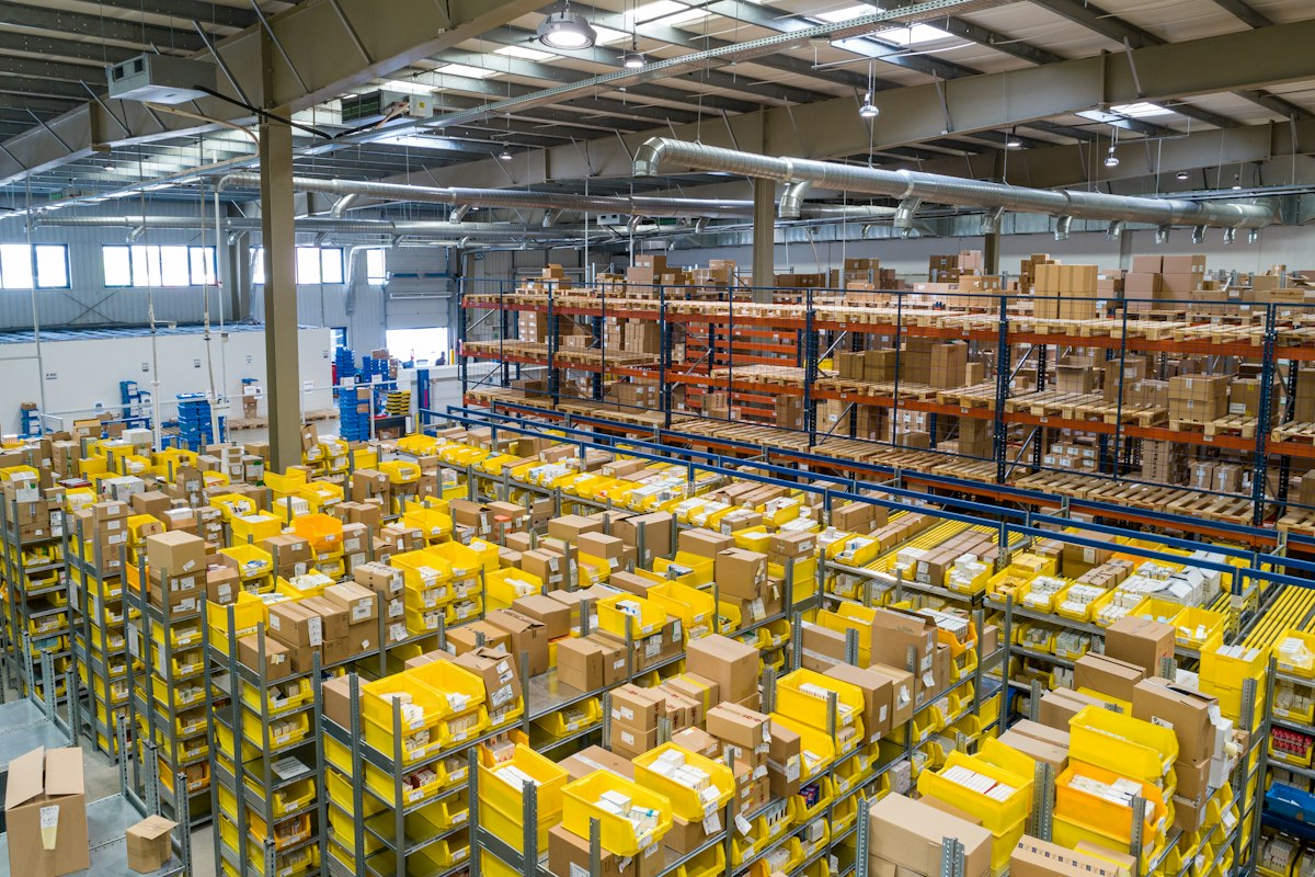 Palettes en bois empilées dans un entrepôt logistique