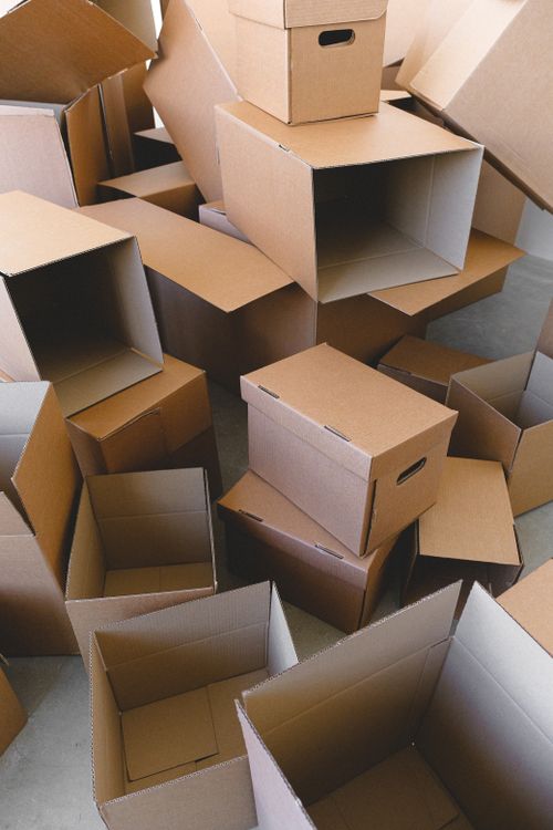 Cartons empilés et prêts pour un déménagement