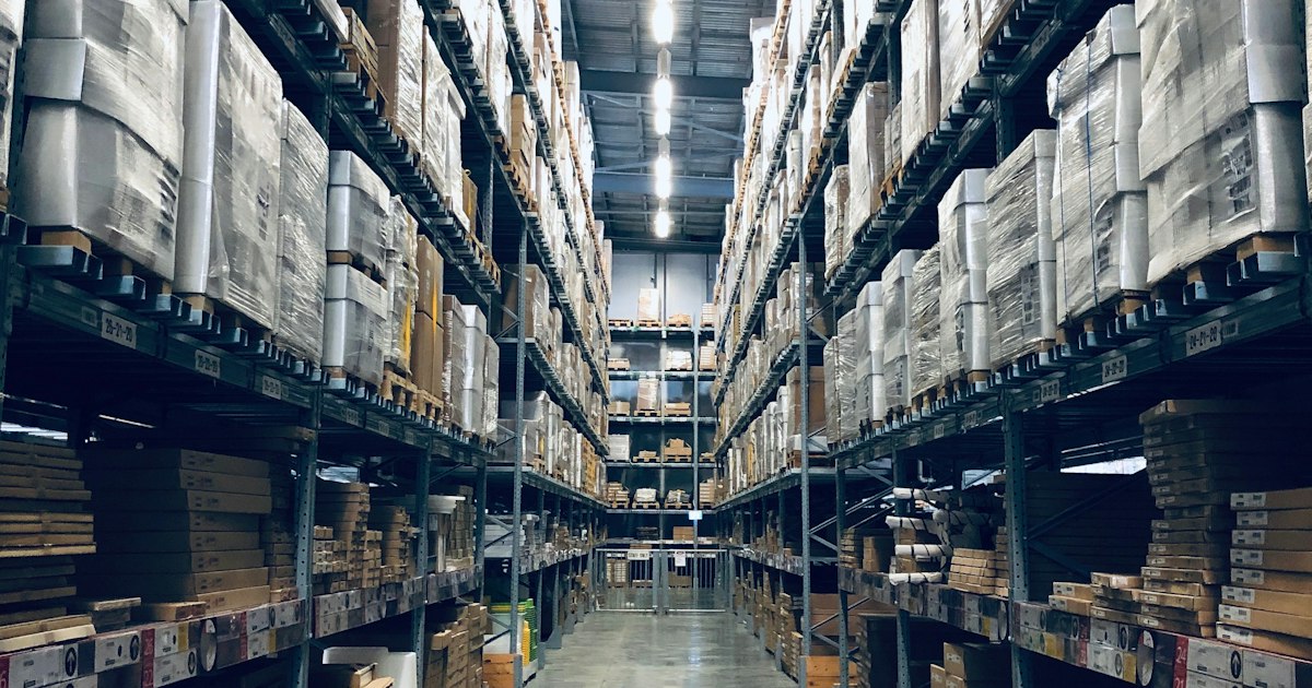 Employé d'entrepôt préparant des colis pour expédition dans un centre de distribution
