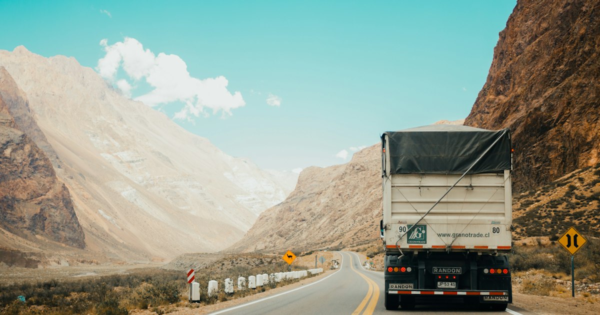 Grand camion de transport sur l'autoroute, ciel dégagé